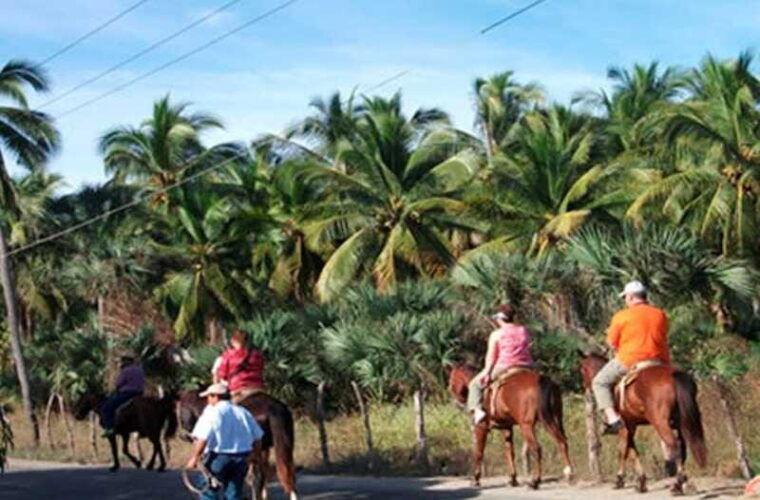 zihuatanejo-horseback-riding-on-the-beach